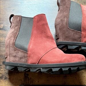 Sorel Suede Wedge Pull On Red and Brown Ankle Boots